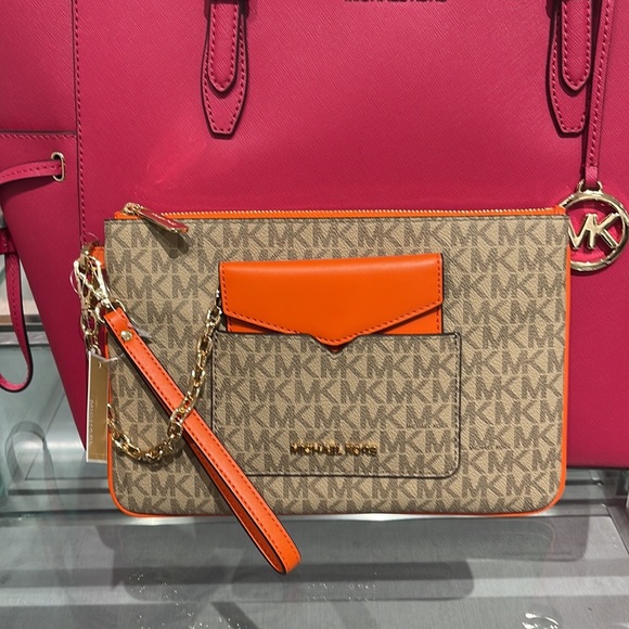 MICHAEL KORS JET SET ITEM LG 2 in 1 CARD CASE & WRISTLET
Poppy NWT - Picture 6 of 16